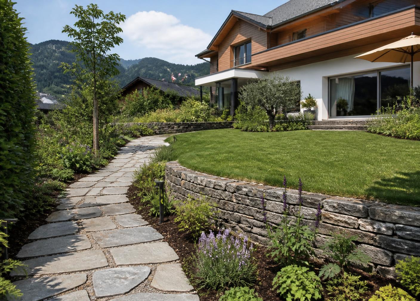 Neu gebauter Garten mit Natursteinweg, Trockenmauer und neuer Rasenfläche